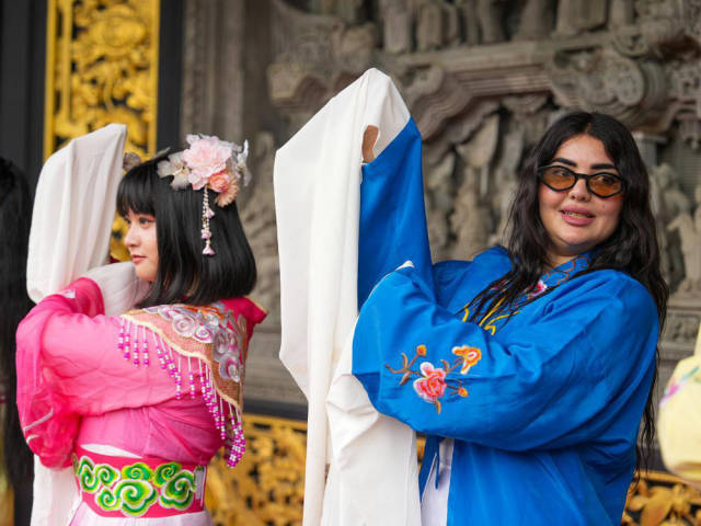 阿拉伯诗人着戏服，学习粤剧表演