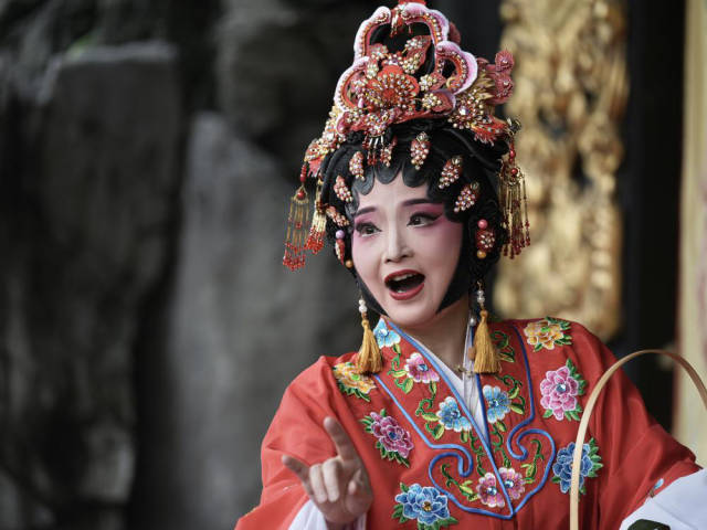 广福台上，粤剧演员演绎折子戏