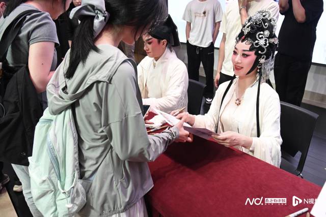 演员签名见面会上,曾小敏、文汝清与观众亲切互动。