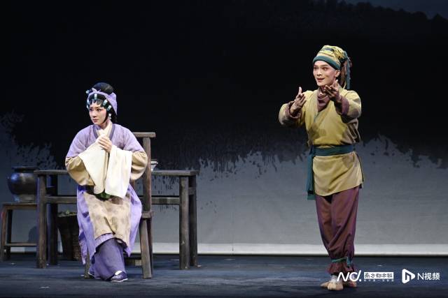粤剧《张九龄》剧照。青年演员苏国进一人分饰阿吉、小僧两角。