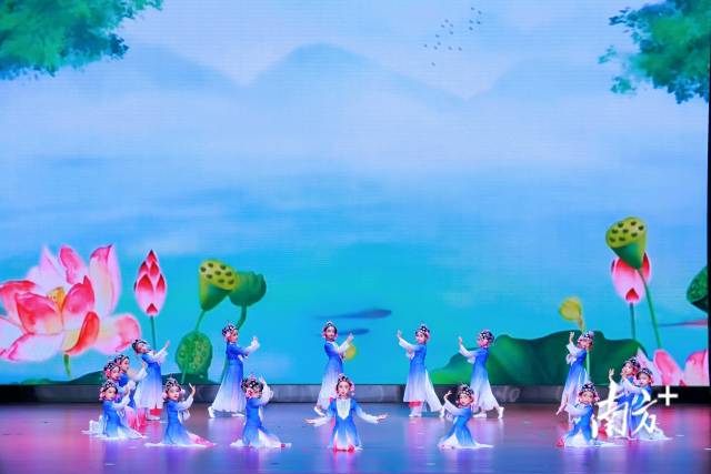 民航幼儿园大二班演绎《蓝蓝天》。