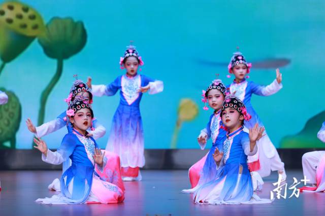 民航幼儿园大二班演绎《蓝蓝天》。