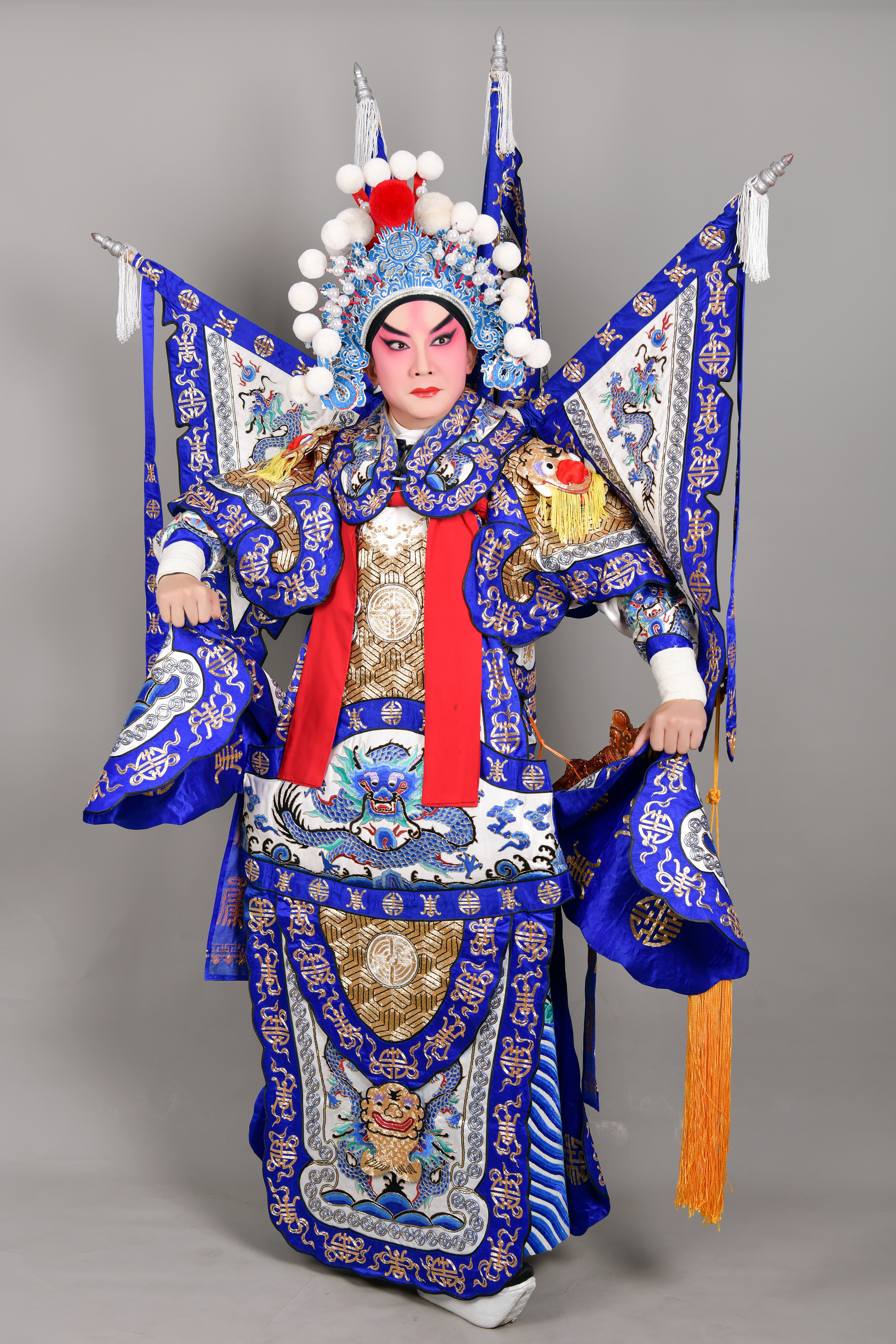 李伟骢艺术形象.jpg