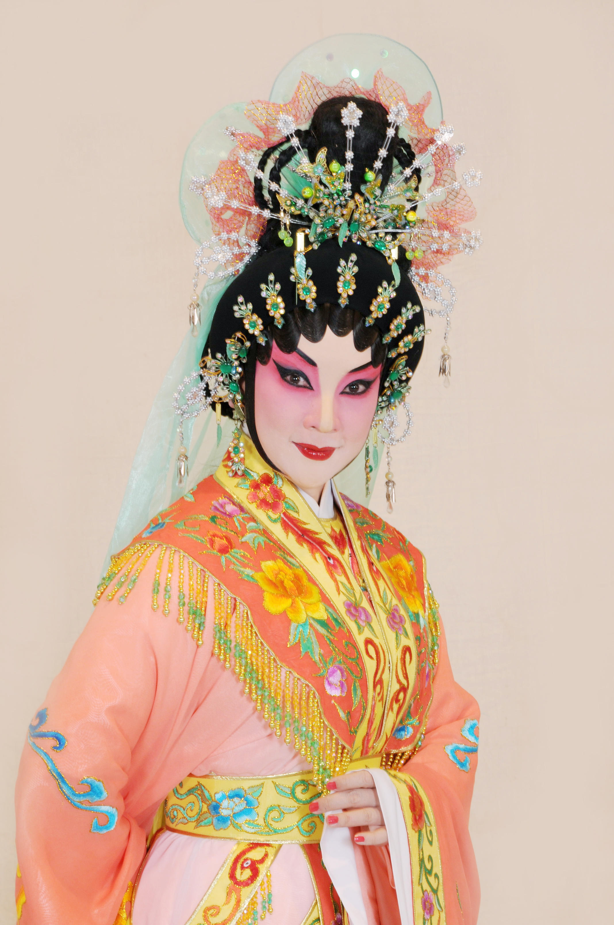 赖琼霞艺术形象2.JPG