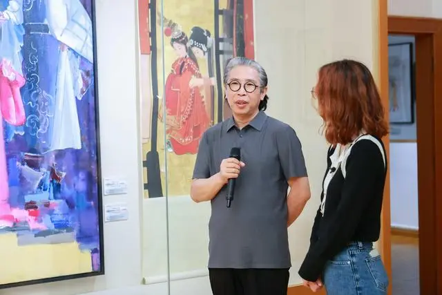 观众跟随直播镜头深度游览了《粤&middot;剧——“友爱路20号”美术征集作品展》.jpg