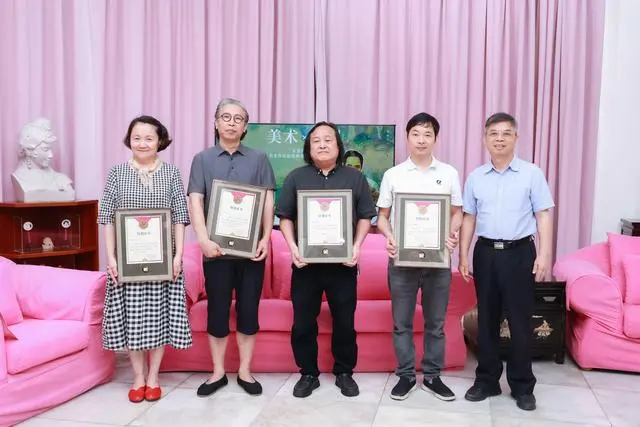 活动现场，除了向特邀作品及入选作品的作者颁发证书.jpg