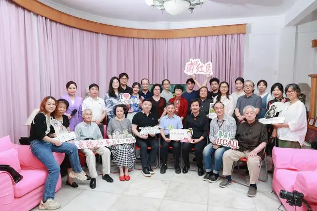 邀请了青少年参与和分享，体现了艺术交流的活力.jpg