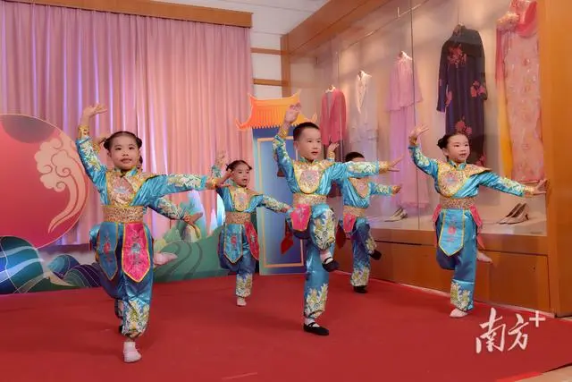 《小红豆大志气》由幼儿园小朋友表演.jpg