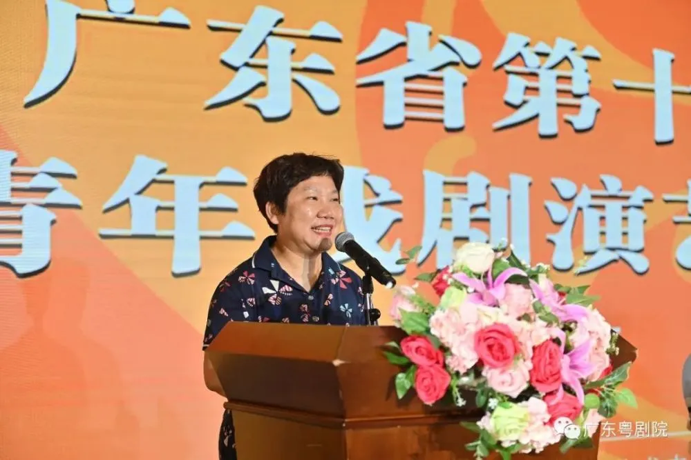 林金洲、陈艳冰宣读比赛结果 (2).jpg