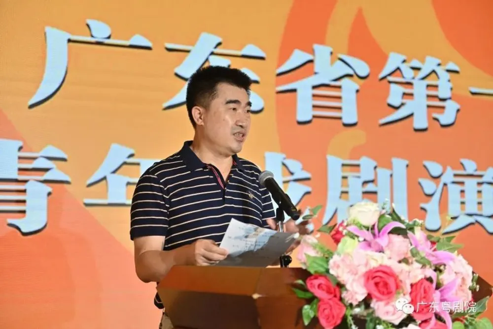 林金洲、陈艳冰宣读比赛结果.jpg