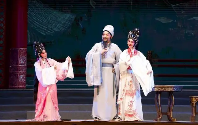 欧凯明（中）、李嘉宜等表演《关汉卿》之“决写窦娥冤”.jpg