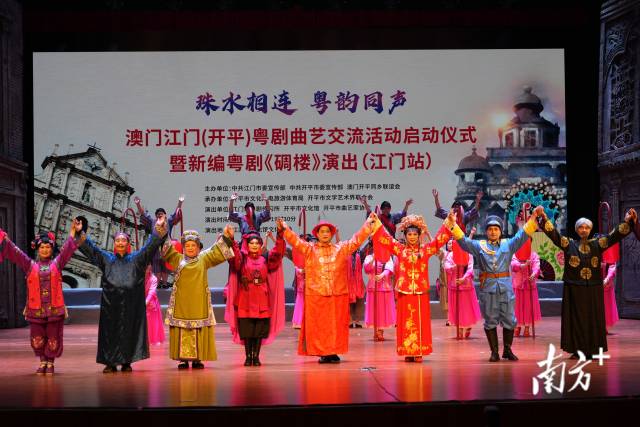 演员谢幕。 