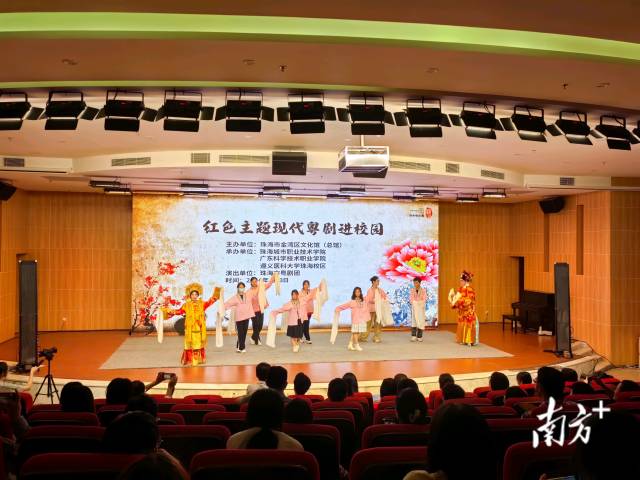 同学们上台参与互动，在专业粤剧演员的指导下展示水袖动作。 