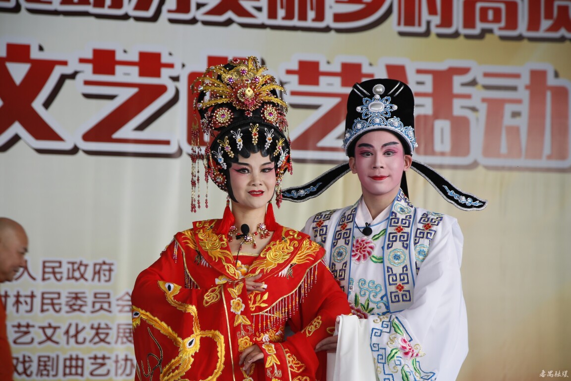 文边村慈善空间内举办粤剧演出