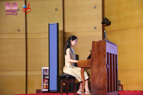 　　图/黄晓桐钢琴独奏《必杀技》。
