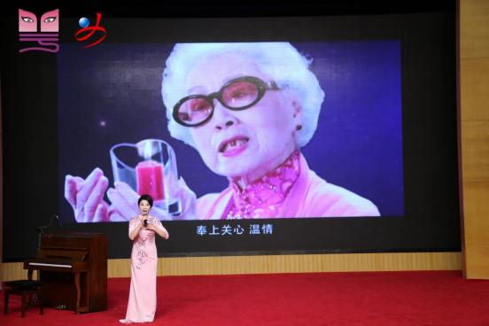 　　图/葛锐娟在演唱。