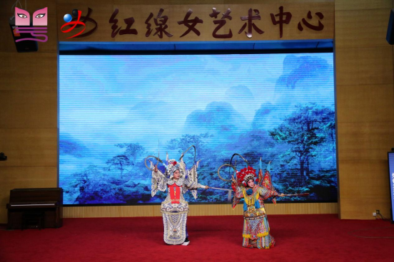 　　图/莫燕云、陈骏旻表演粤剧折子戏《白龙关》。