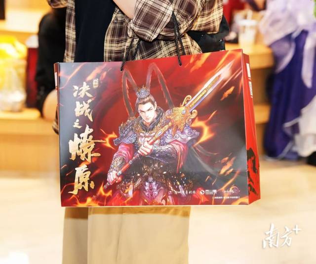 深圳保利剧院大堂游园会现场。