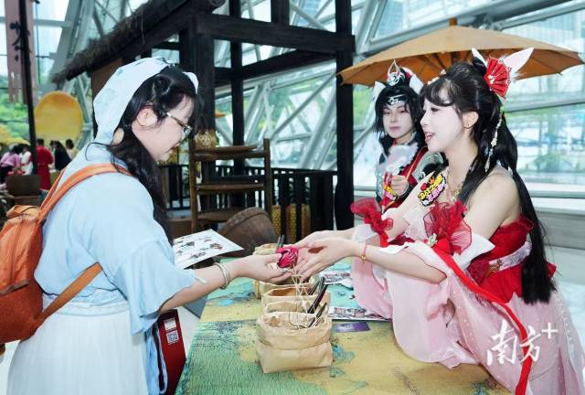 深圳保利剧院大堂游园会现场。