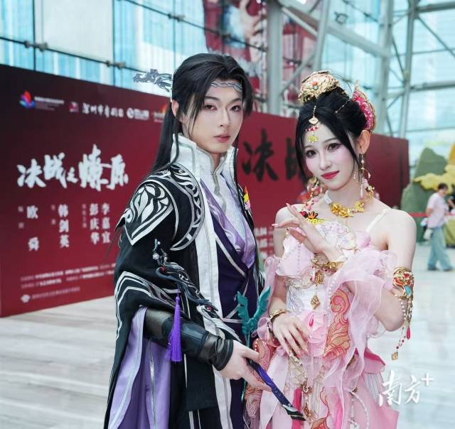 深圳保利剧院大堂游园会现场。