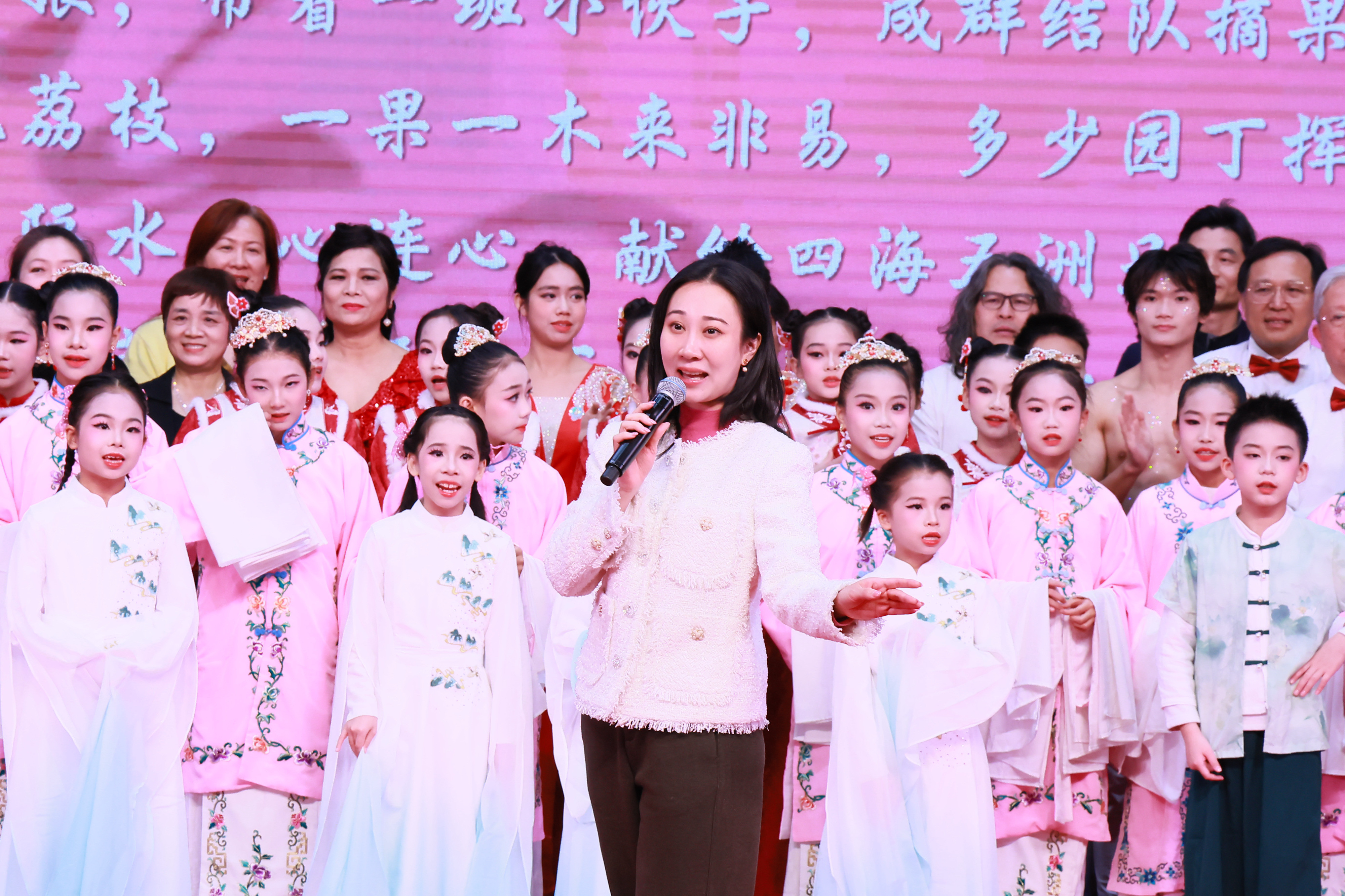 全场齐声和唱红线女的经典名曲《荔枝颂》