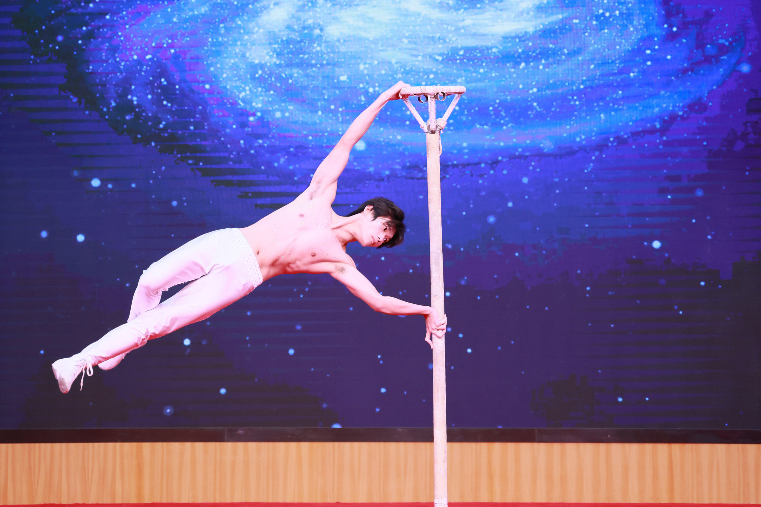 杂技《太空漫步》